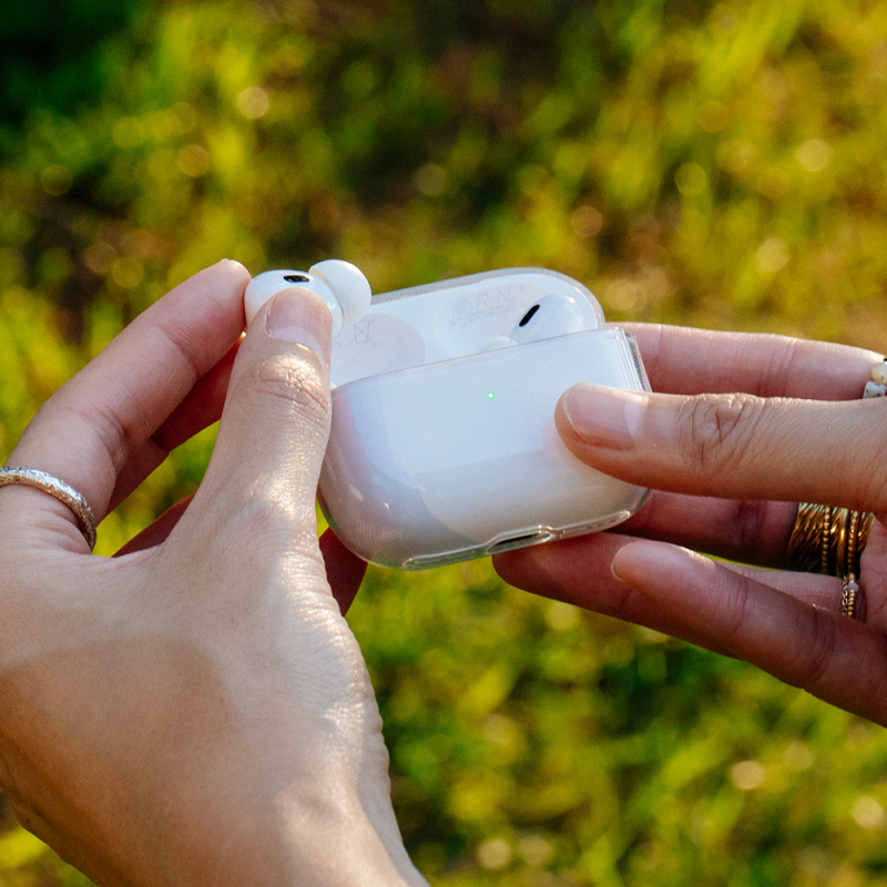Apple AirPods Pro 2 Kılıf Qi M-Safe Şarj Özellikli Native Union RE Clear Serisi Silikon Kapak - 5