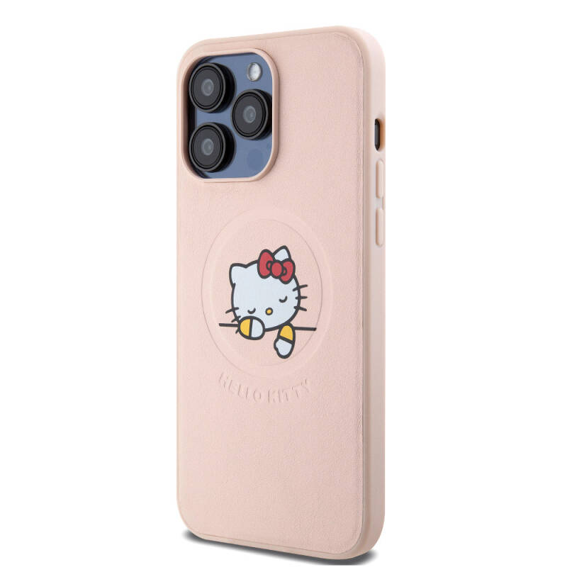 Apple iPhone 15 Pro Max Kılıf Hello Kitty Orjinal Lisanslı Magsafe Şarj Özellikli Baskı Logolu Uyuyan Kitty Deri Kapak - 11