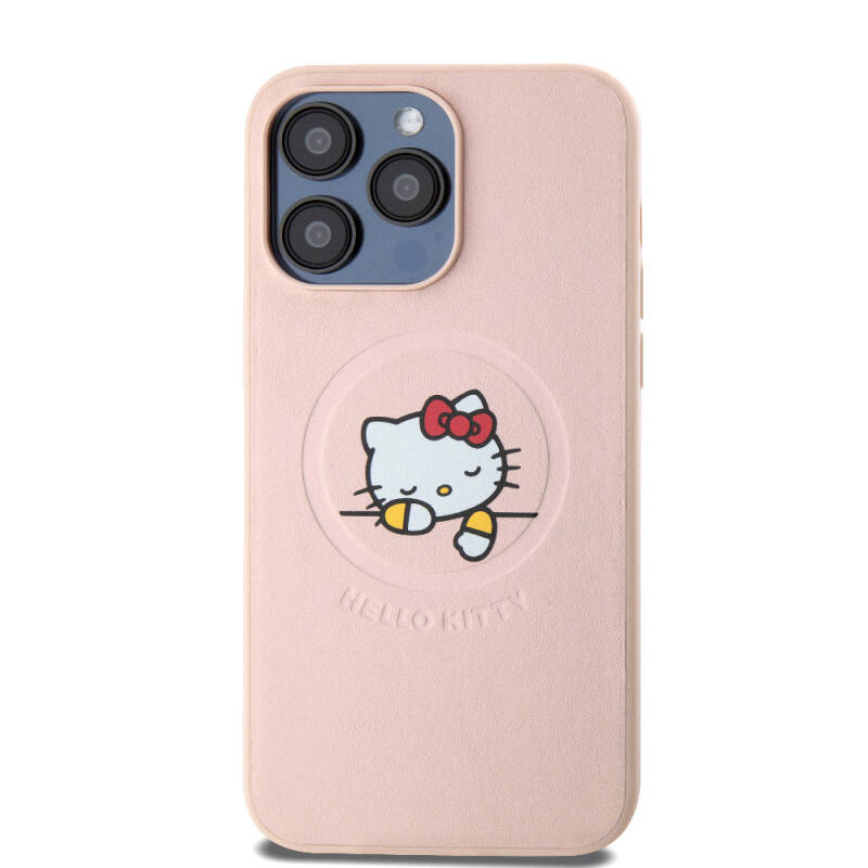 Apple iPhone 15 Pro Max Kılıf Hello Kitty Orjinal Lisanslı Magsafe Şarj Özellikli Baskı Logolu Uyuyan Kitty Deri Kapak - 12