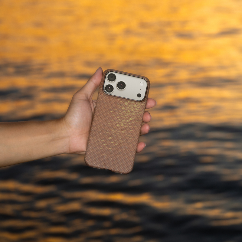 Apple iPhone 17 Pro Kılıf M-safe Şarj Özellikli Aramid Fiber Pitaka Glints of Gold Ultra Slim Serisi Kapak - 23