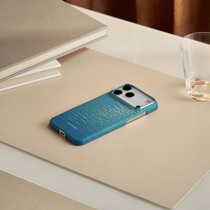 Apple iPhone 17 Pro Max Kılıf M-safe Şarj Özellikli Aramid Fiber Pitaka Glints of Gold Ultra Slim Serisi Kapak - 28